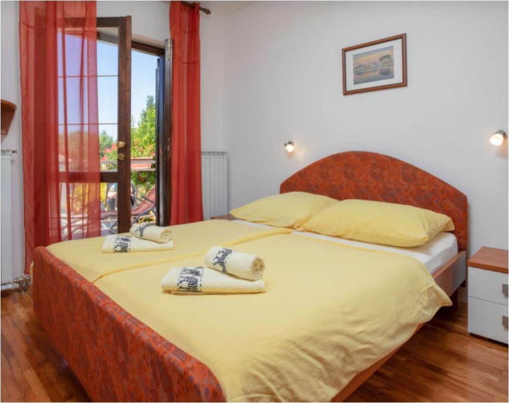 Villa Anita With Common Pool Vrvari Habitación foto