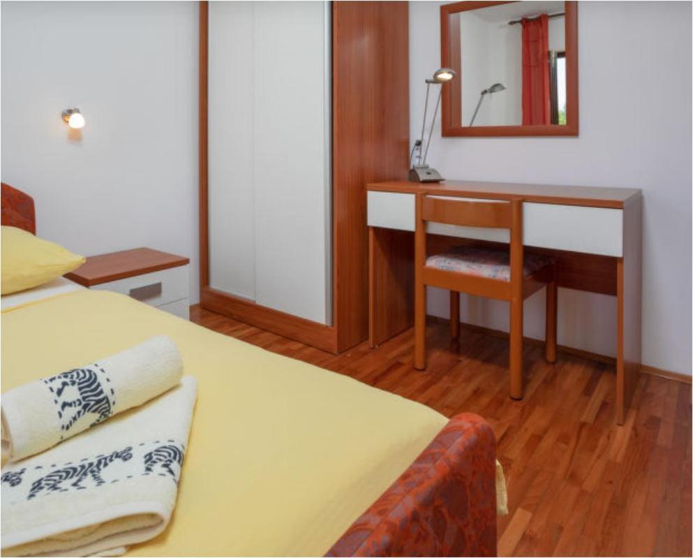 Villa Anita With Common Pool Vrvari Habitación foto